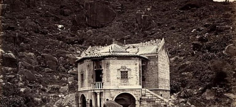 Joss House on Black Rock, East Point. 1869-1900 銅鑼灣蓮花宮，其時木屋臨立